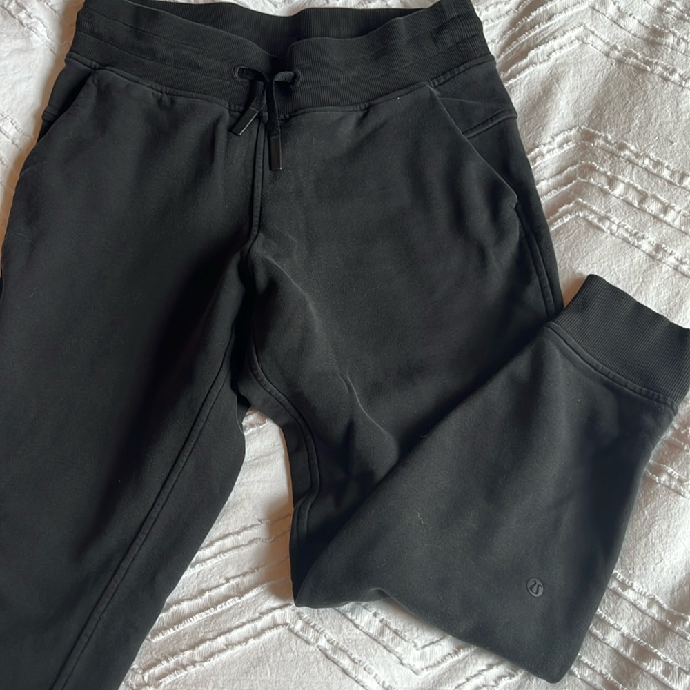 LuLuLemon tapered jogger in black, size 6.